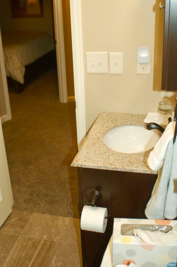 Blue Bear Den 3Br 2Ba Dtc Private Apt Hot Tub Екстериор снимка