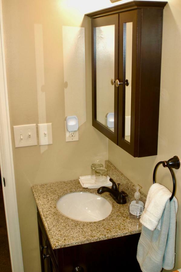 Blue Bear Den 3Br 2Ba Dtc Private Apt Hot Tub Екстериор снимка